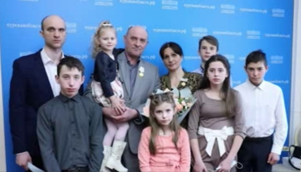 В Курской области семья Калужских получила медаль «Родительская Слава» за воспитание 10 детей
