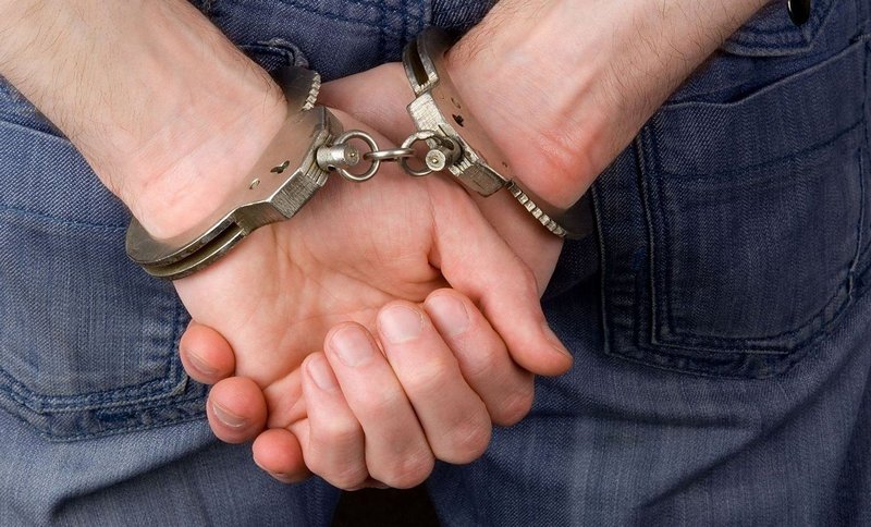 Полиция задержала подозреваемого в краже куртки из магазина | ГТРК «Курск» Полиция задержала подозреваемого в краже куртки из магазина