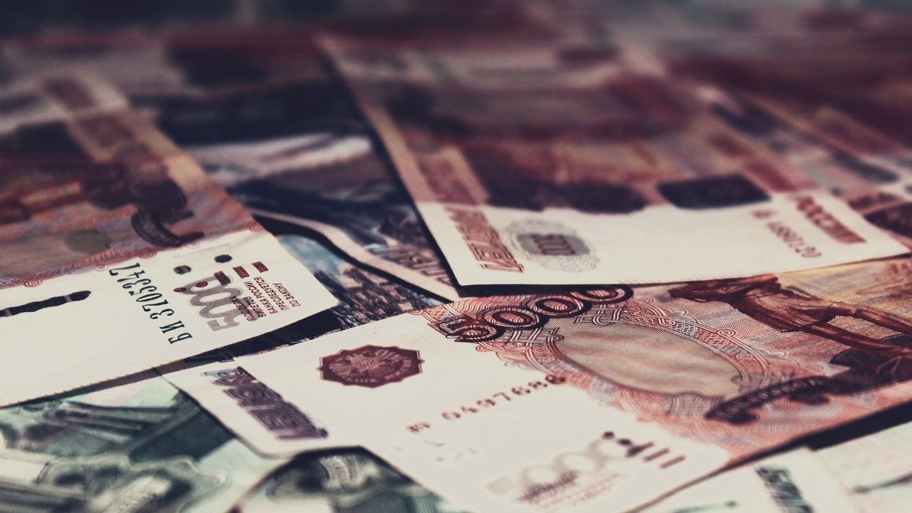 Жительница Курска отправила мошенникам 100 тысяч рублей, выбирая путевку в санаторий