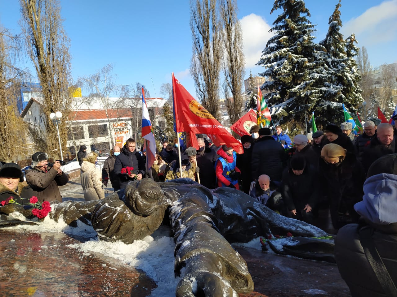 Точка в войне: память воинов почтили в Георгиевском сквере Курска