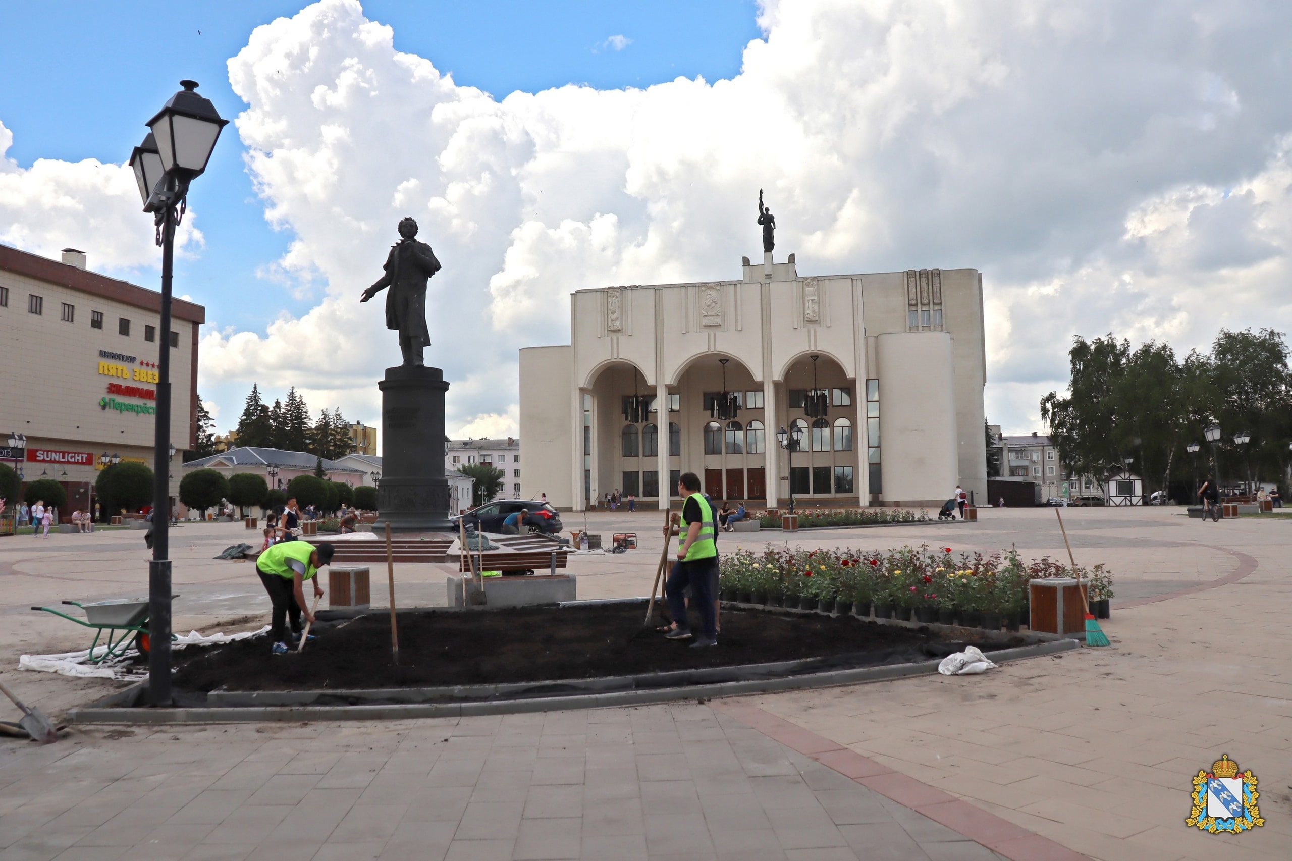 На Театральной площади Курска высаживают розы