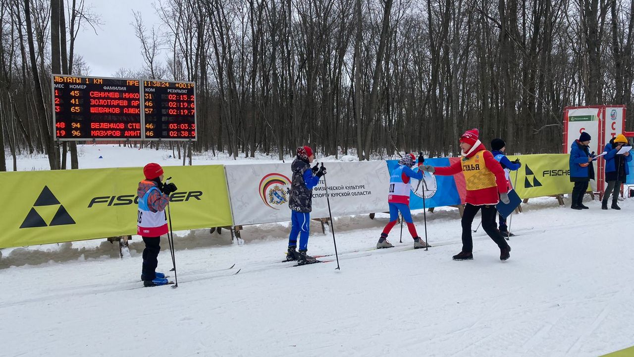 190 спортсменов вышли на старт в лыжной гонке в Курске на призы Алексея Петухова | 0