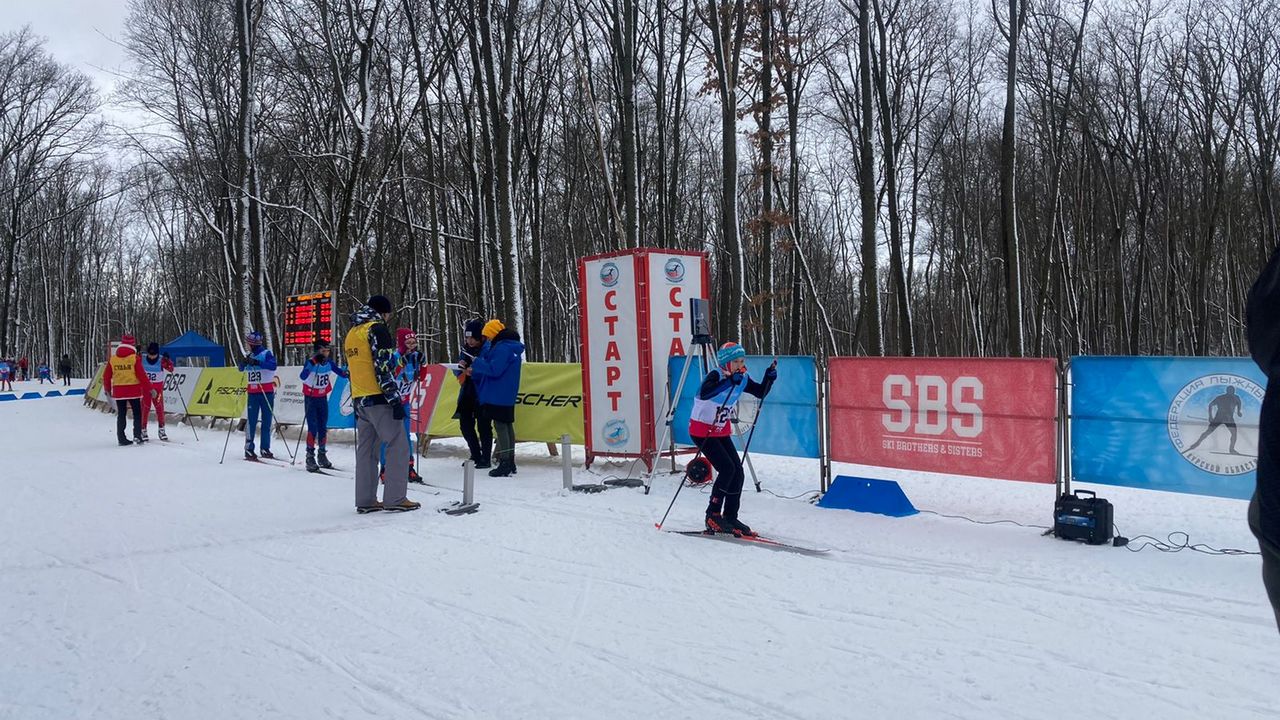 190 спортсменов вышли на старт в лыжной гонке в Курске на призы Алексея Петухова | 1