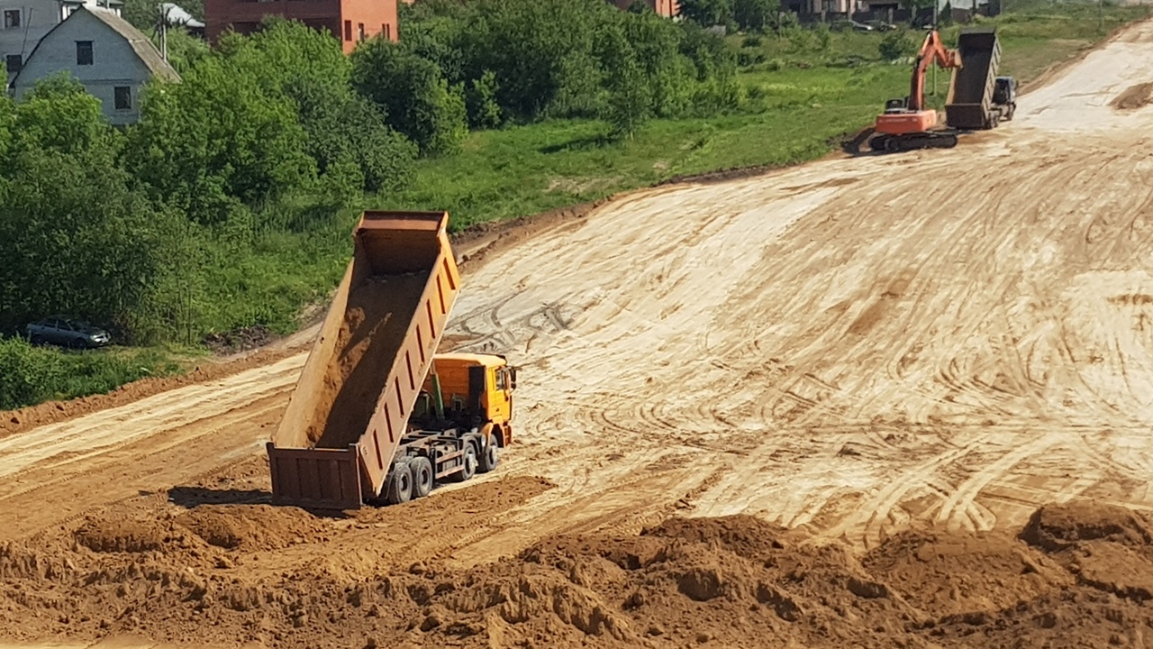 Дорогу на Плевицкой в Курске строят круглосуточно 