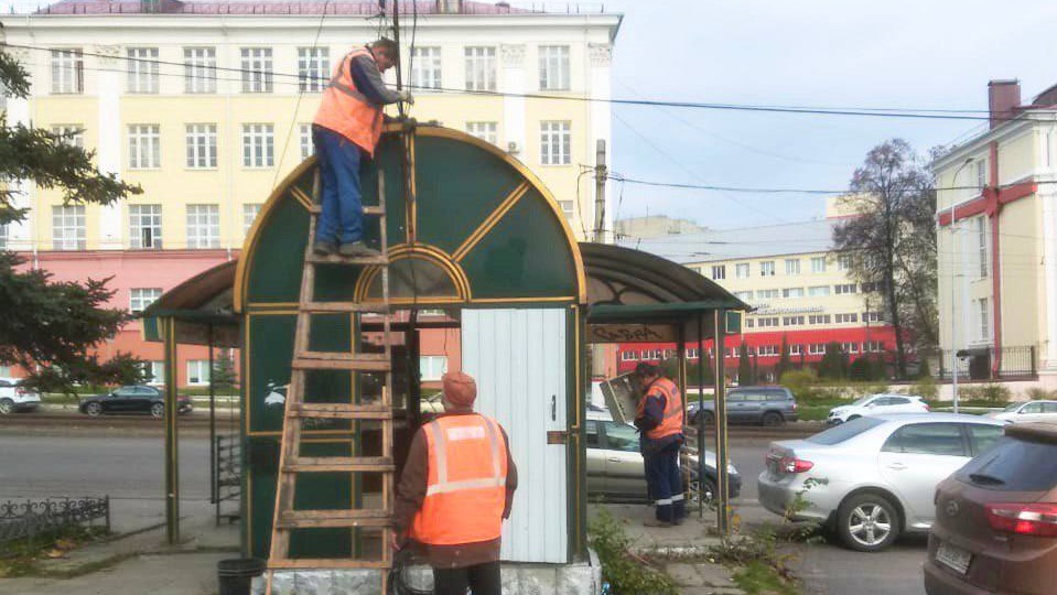 В Курске демонтируют заброшенный остановочный комплекс