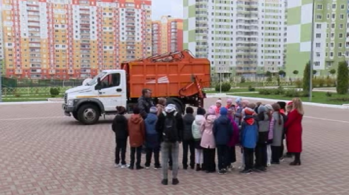 Курские школьники узнали, как устроен мусоровоз