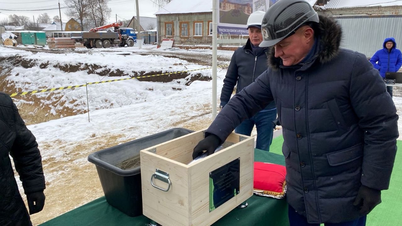 Роман Старовойт заложил капсулу времени в строительство Обоянской районной больницы