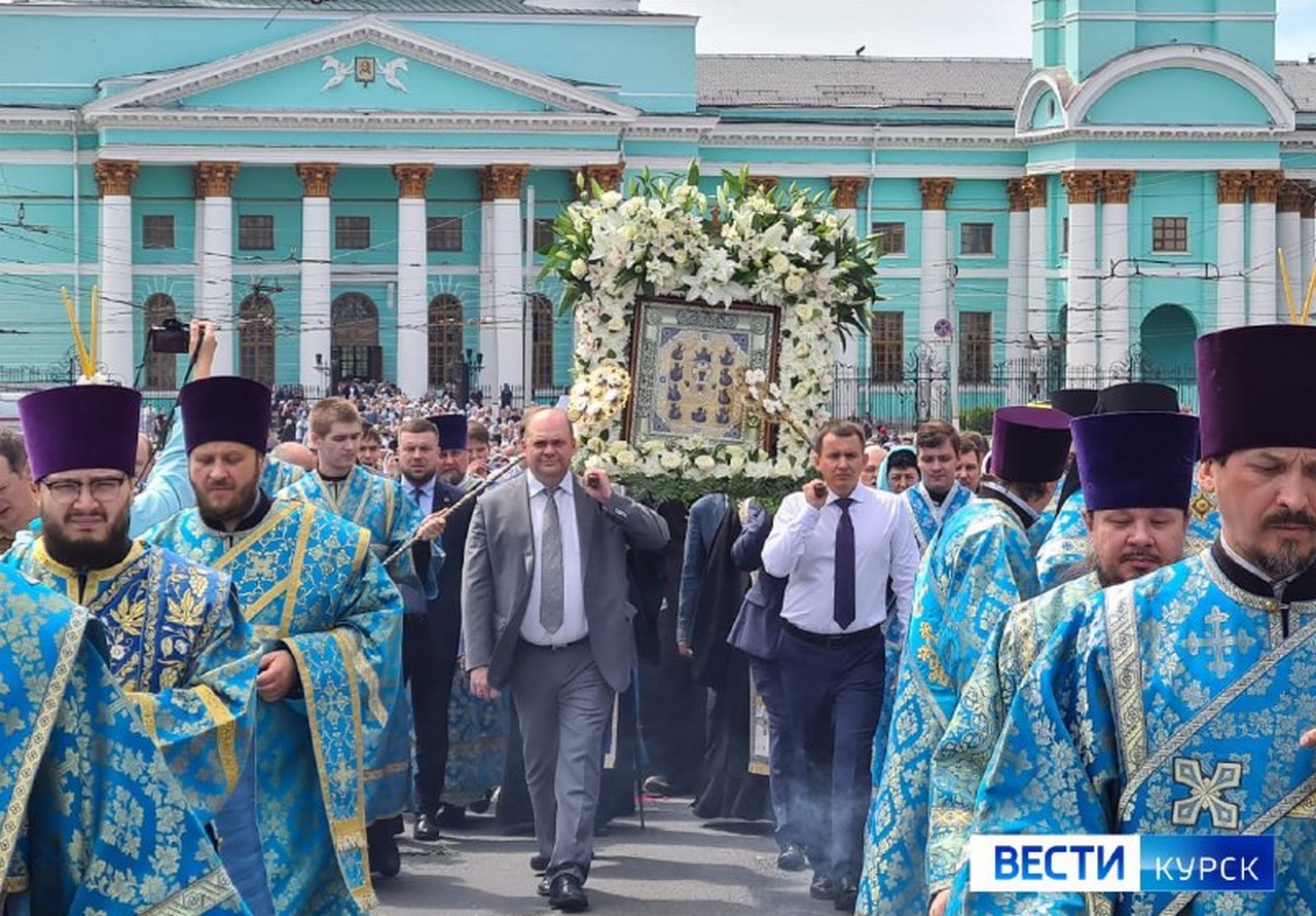 В Курске мэр Куцак и замгубернатора Смирнов участвовали в перенесении иконы «Знамение»