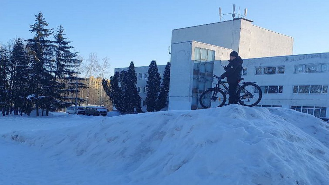 В парках Курска создали снежные горки