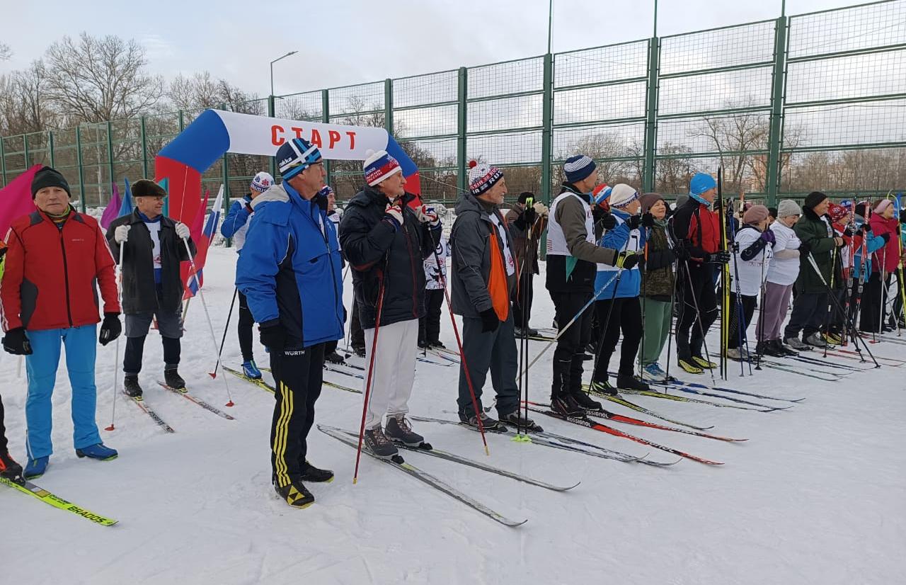 В Курске проходят лыжные гонки для пенсионеров