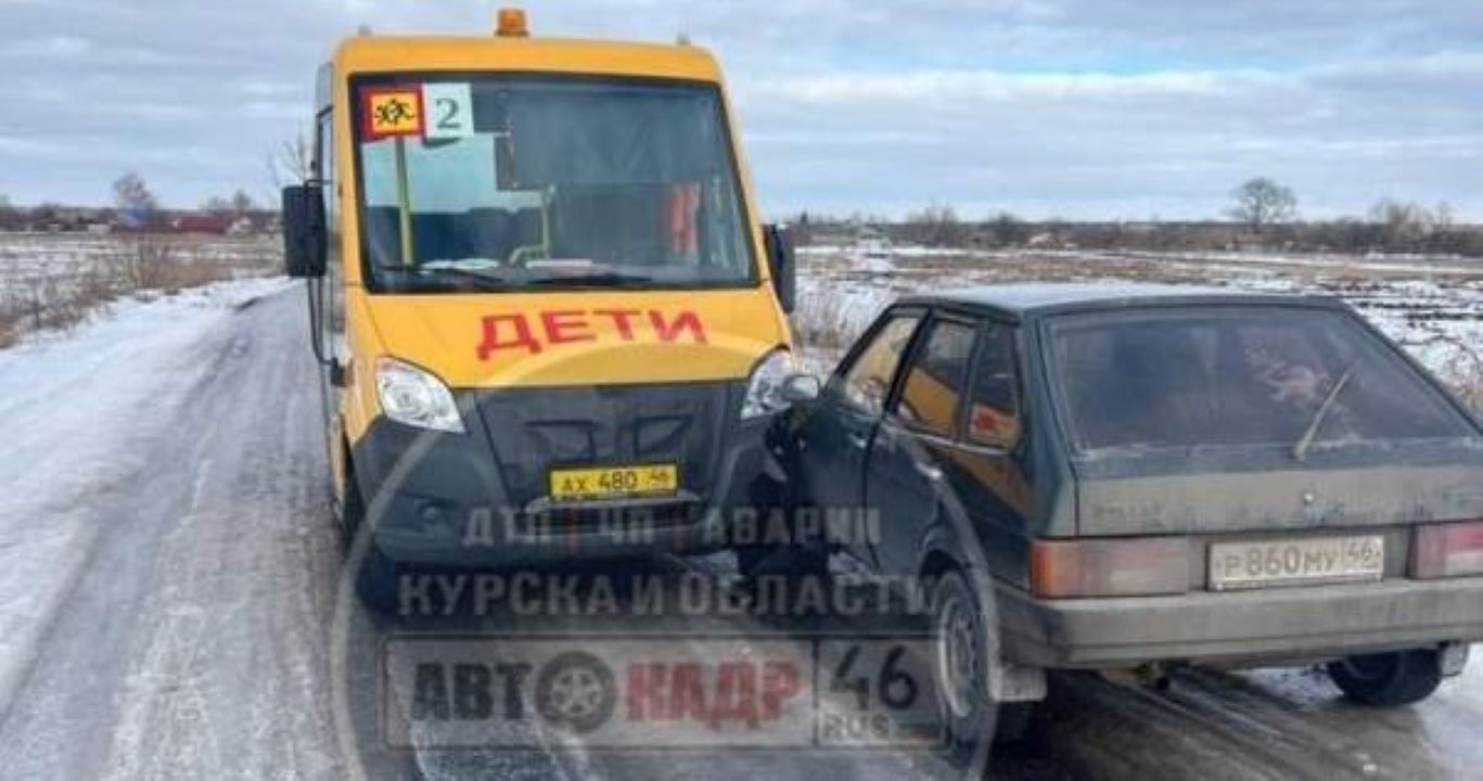 В Курском районе столкнулись легковушка и школьный автобус