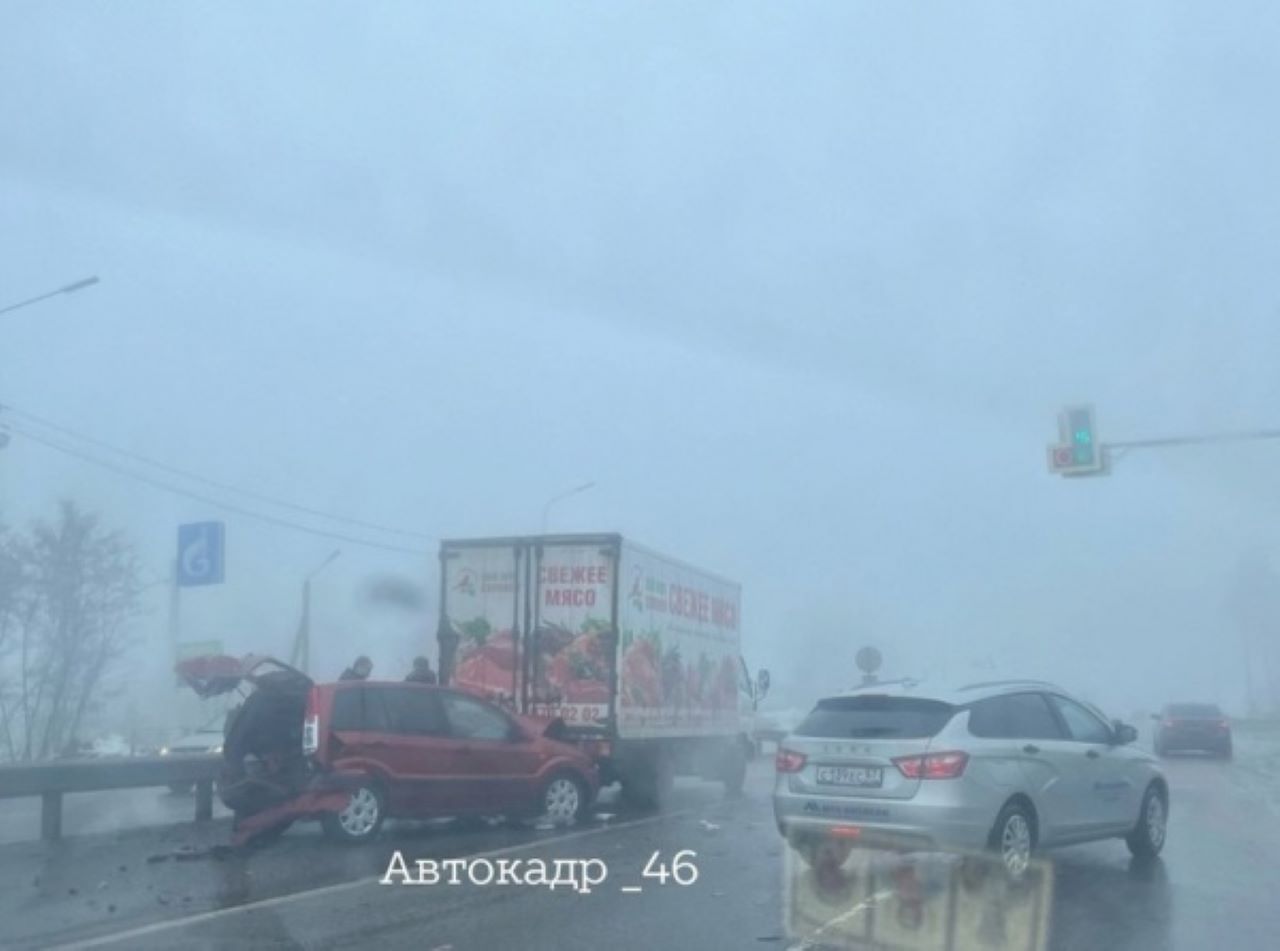 В Курске легковушка врезалась в грузовик
