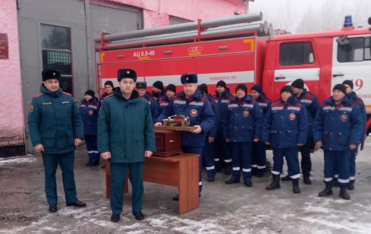 Железногорским огнеборцам передали раритетный пожарный ствол