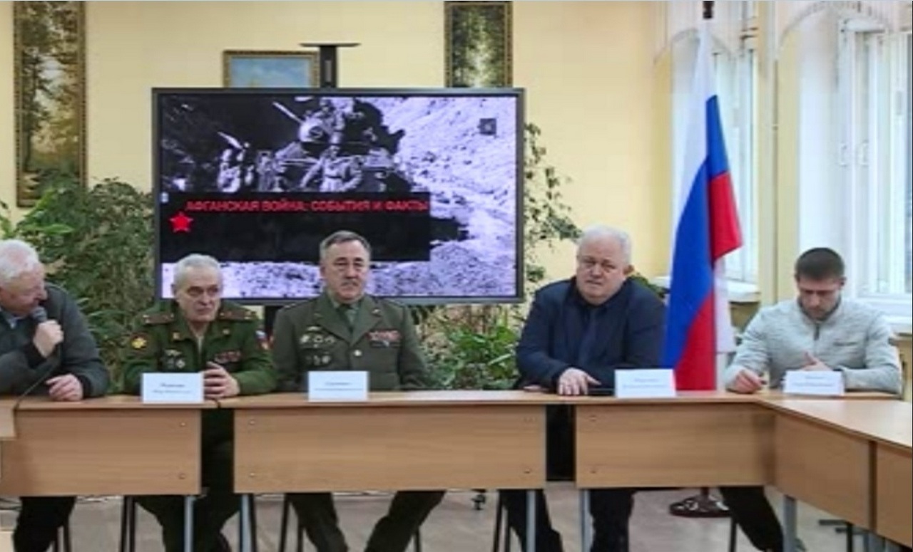 В Курске прошёл круглый стол "Служу России"