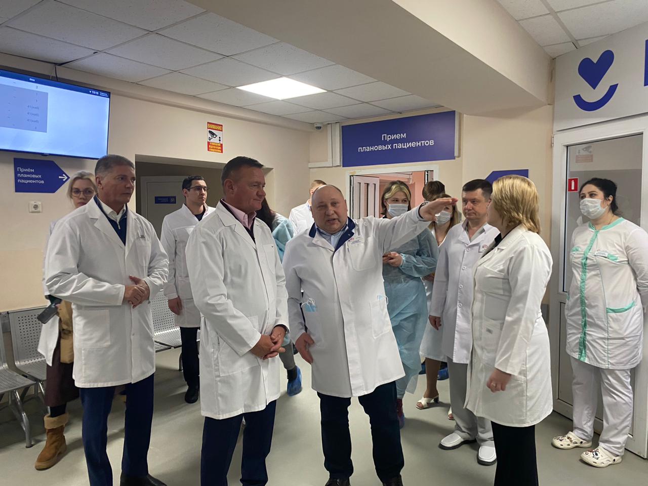 Роман Старовойт посетил стационарное отделение скорой помощи Курской ОМКБ