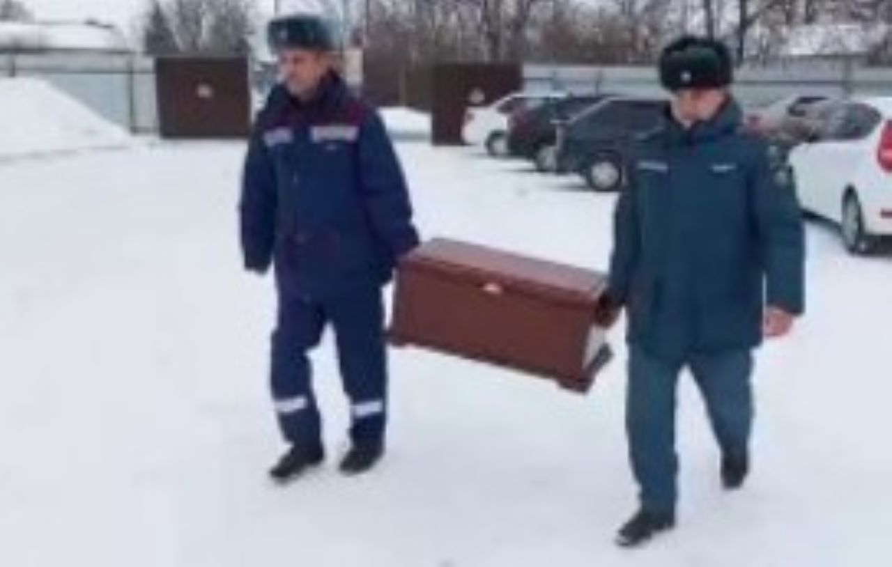 В Курской области фатежские огнеборцы передали раритетный пожарный ствол коллегам из Понырей