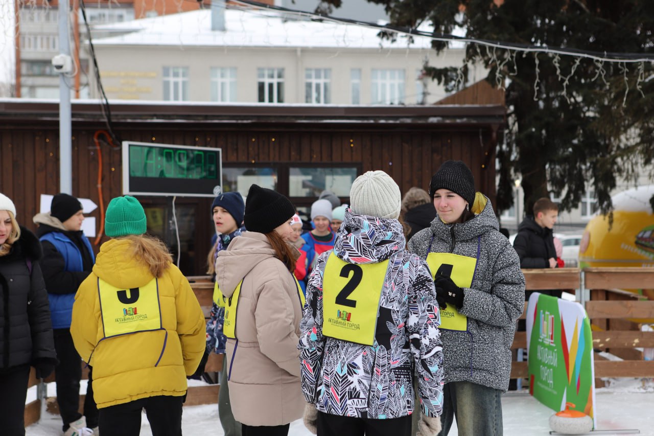 В Курске на Губернском катке проходит городская спартакиада "Сборная школы"