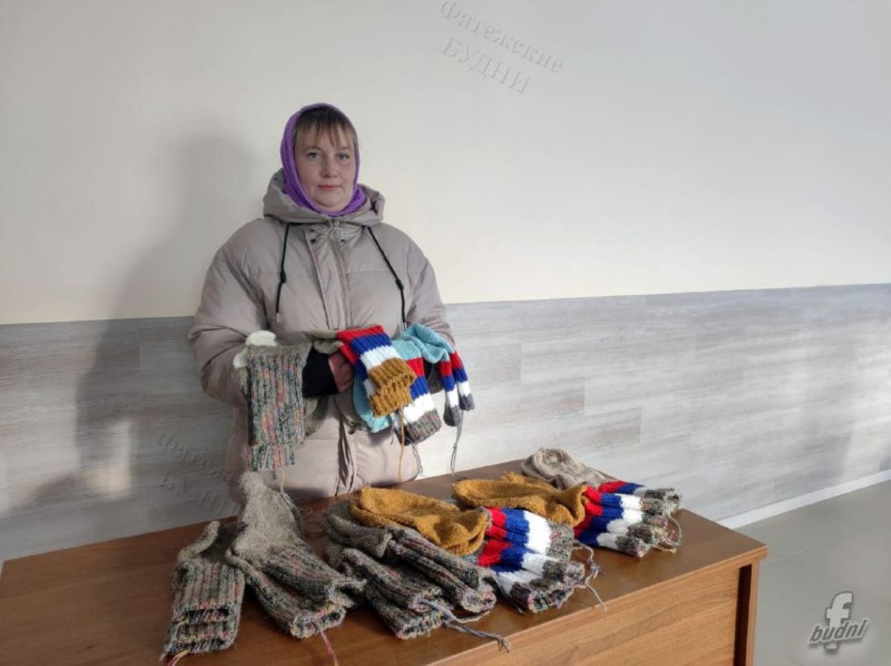 В Курской области многодетная мама Татьяна Денисова вяжет носки для участников СВО