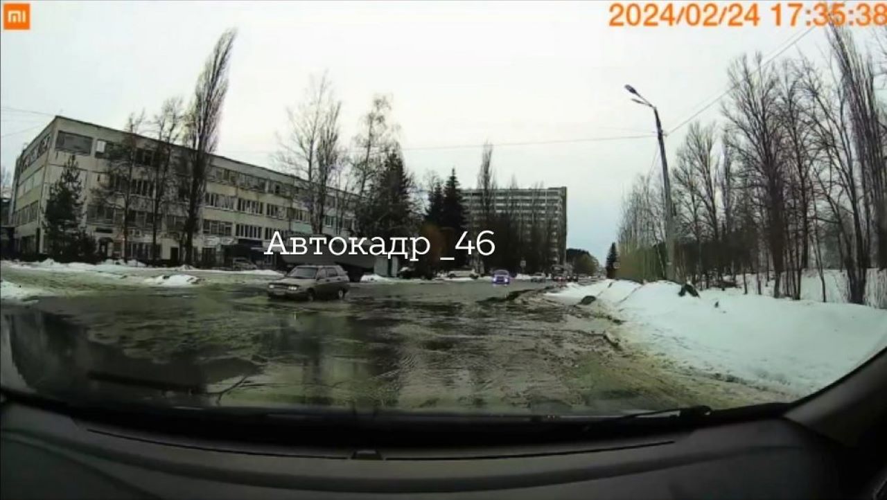 В Курске на улице 3-ой Агрегатной образовалась большая яма на дороге