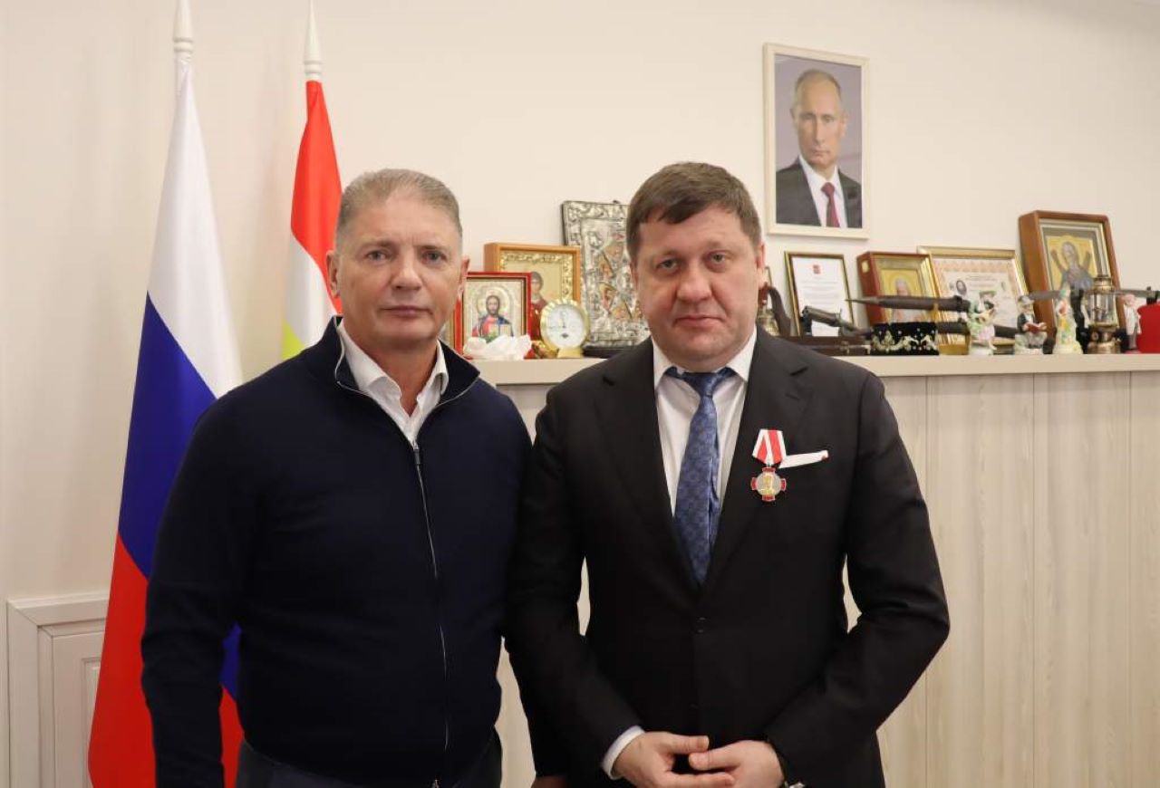 Андрей Белостоцкий вручил Михаилу Ратманову медаль имени Н. С. Короткова