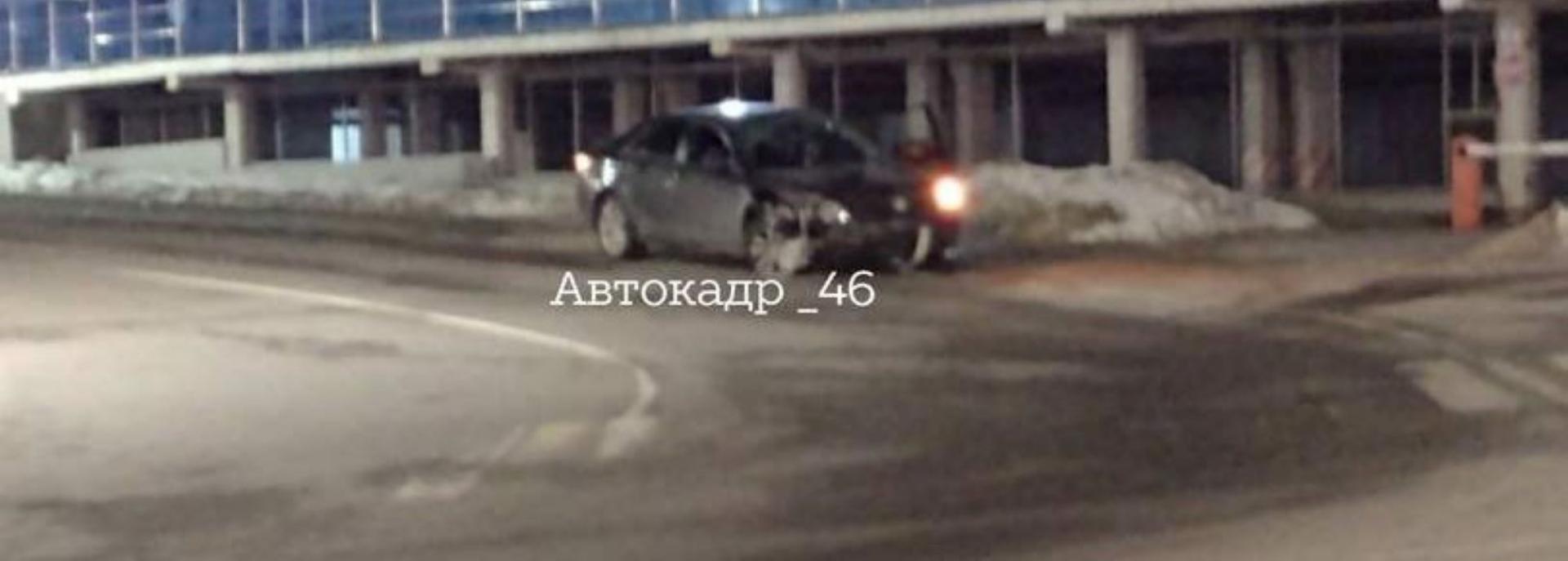 В Курске "Тойота Камри" врезалась в забор