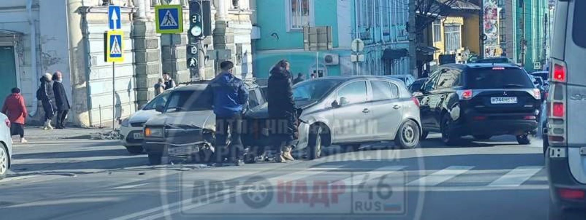 В Курске на Дзержинского столкнулись две легковушки