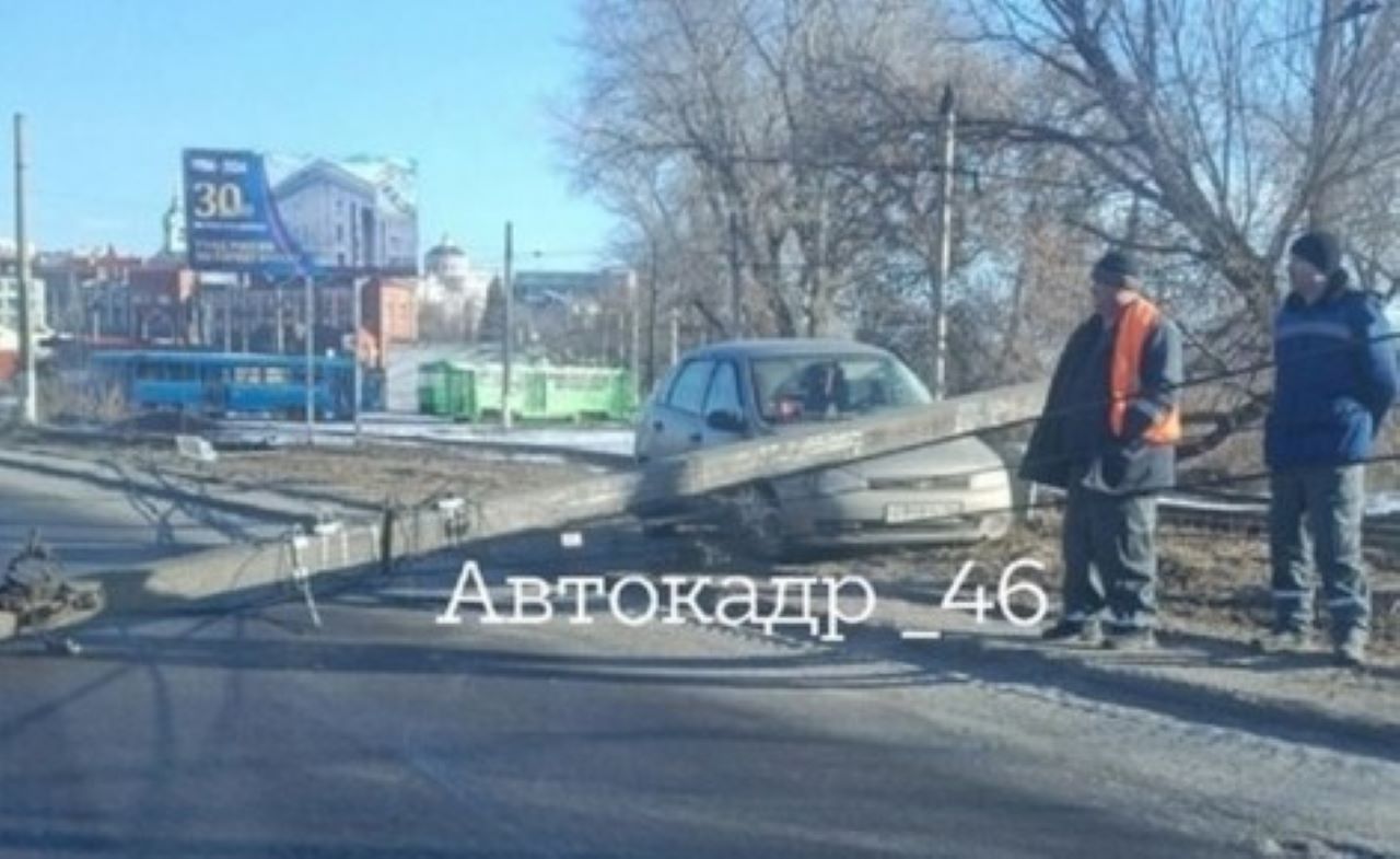 В Курске легковушка сбила опору ЛЭП