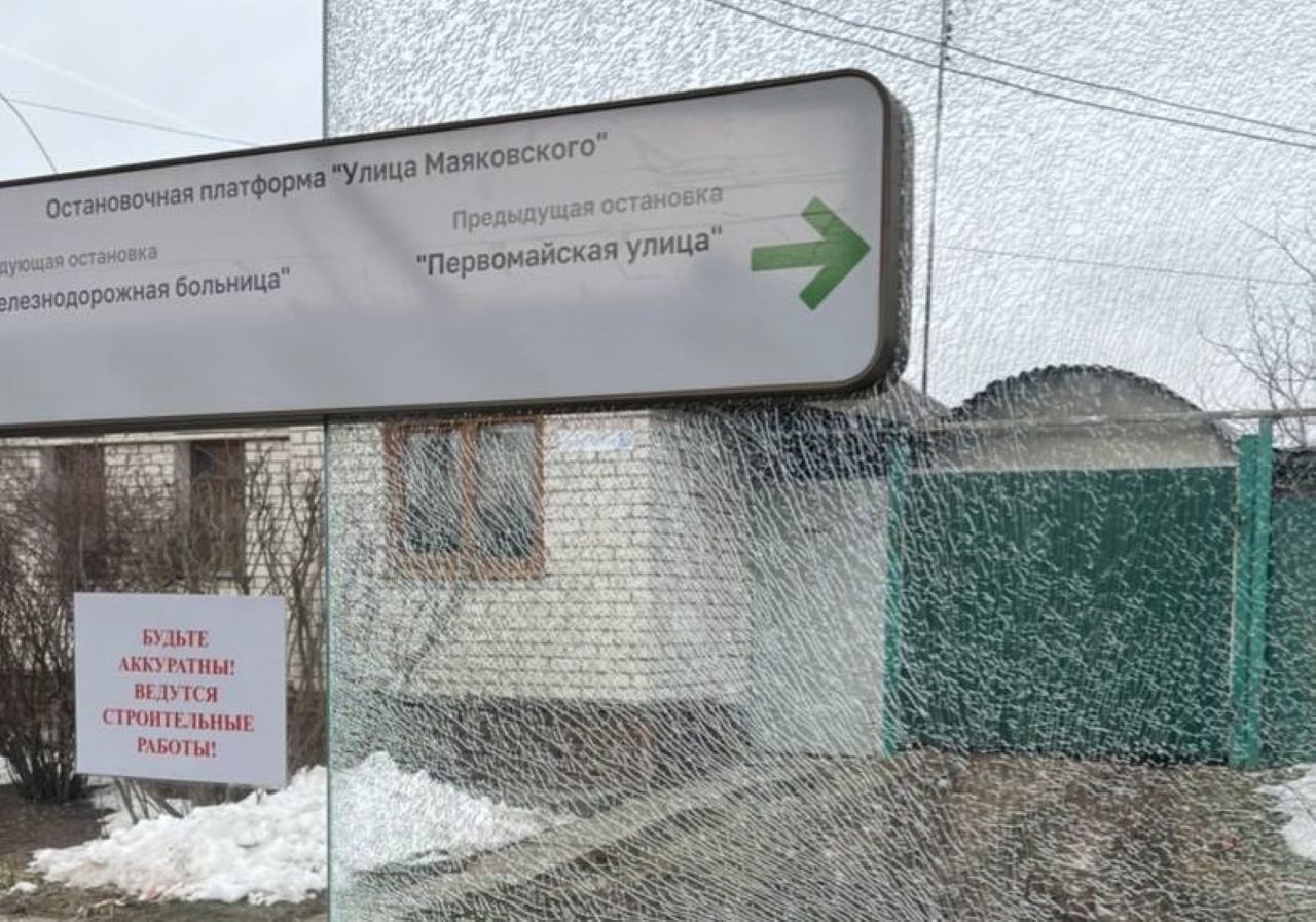 "Стыдно, горько и обидно": Роман Старовойт осудил действия вандалов, повредивших остановки в Курске