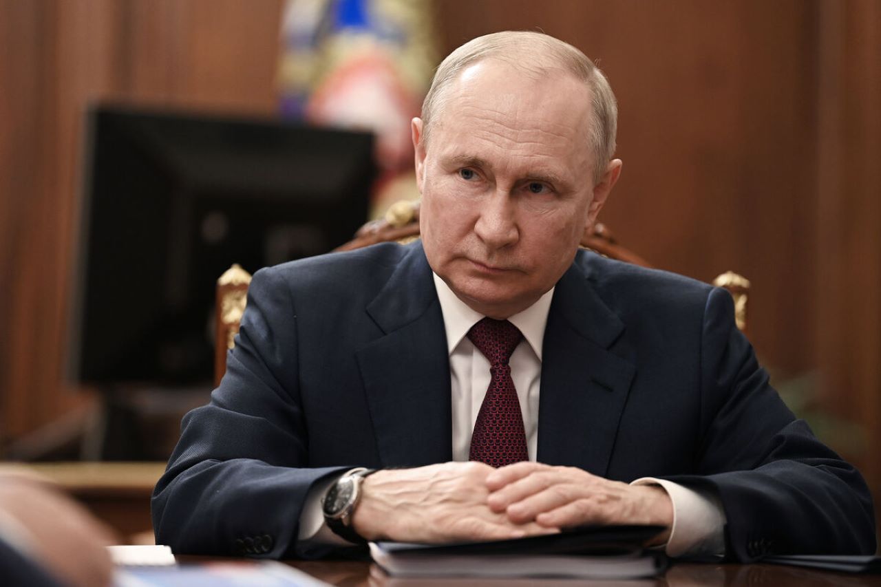 Президент РФ Владимир Путин поздравил женщин с праздником 8 Марта