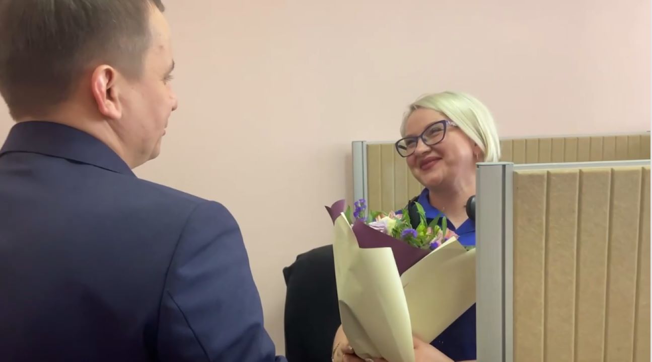 В Курске Игорь Куцак и Владимир Токарев поздравили с 8 марта сотрудниц станции скорой помощи