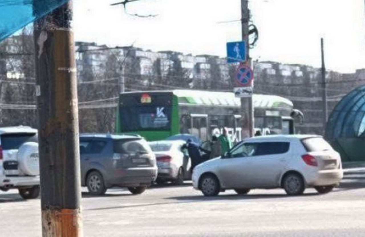 В Курске легковушка столкнулась с электробусом