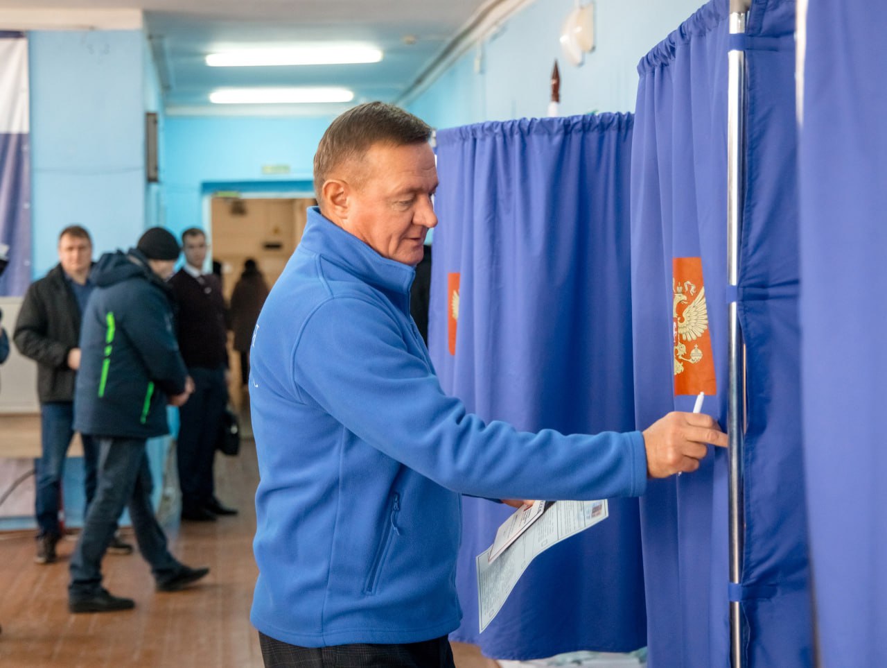 Губернатор Роман Старовойт проголосовал на выборах Президента РФ в Глушковском районе