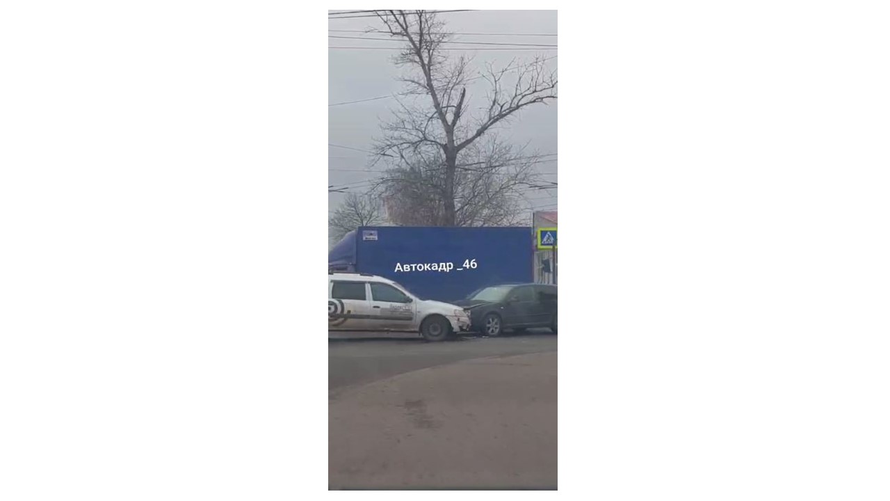 В центре Курска в ДТП попал автомобиль такси