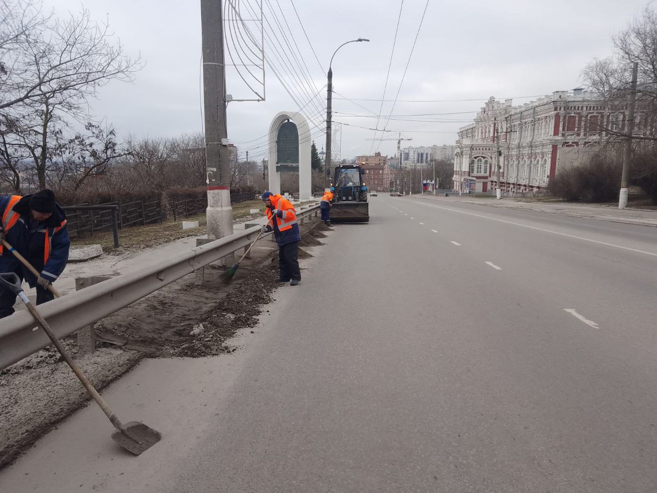 Улицы Курска приводят в порядок после зимы