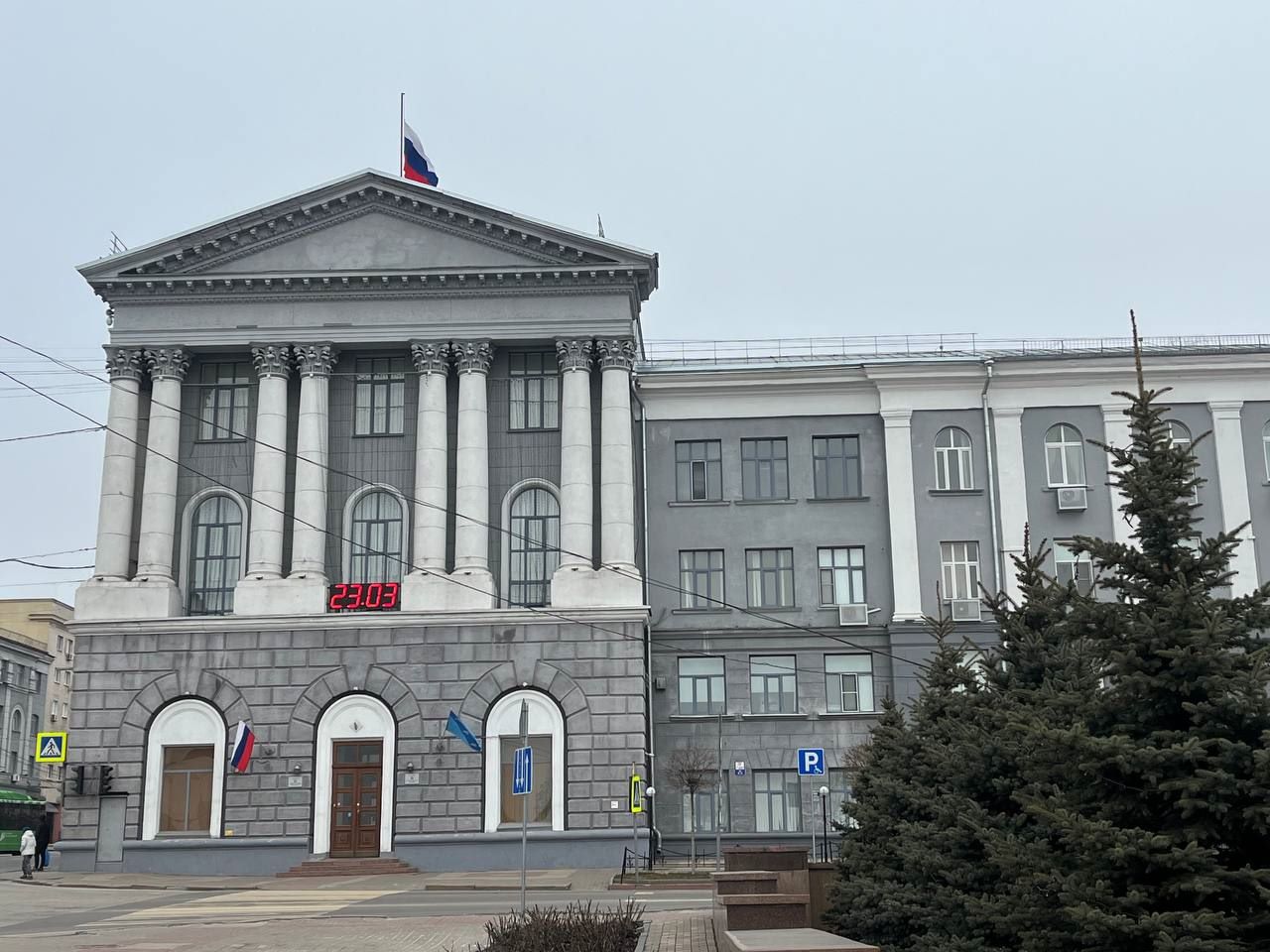 В Курской области над зданиями госучреждений приспустили госфлаги в знак скорби по погибшим в "Крокусе"