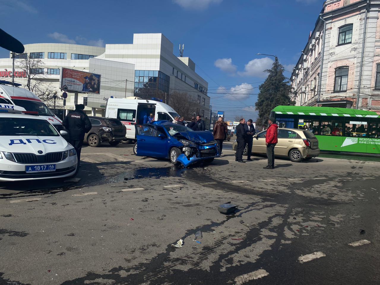 Загоревшиеся машины на улице Дзержинского в Курске потушены