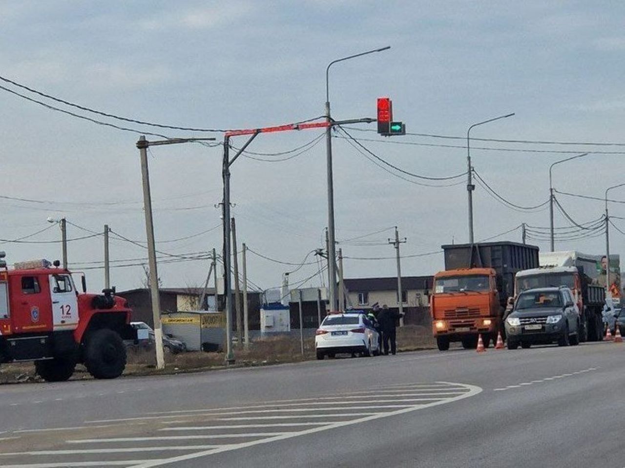 В Курске на выезде из города столкнулись грузовик и внедорожник