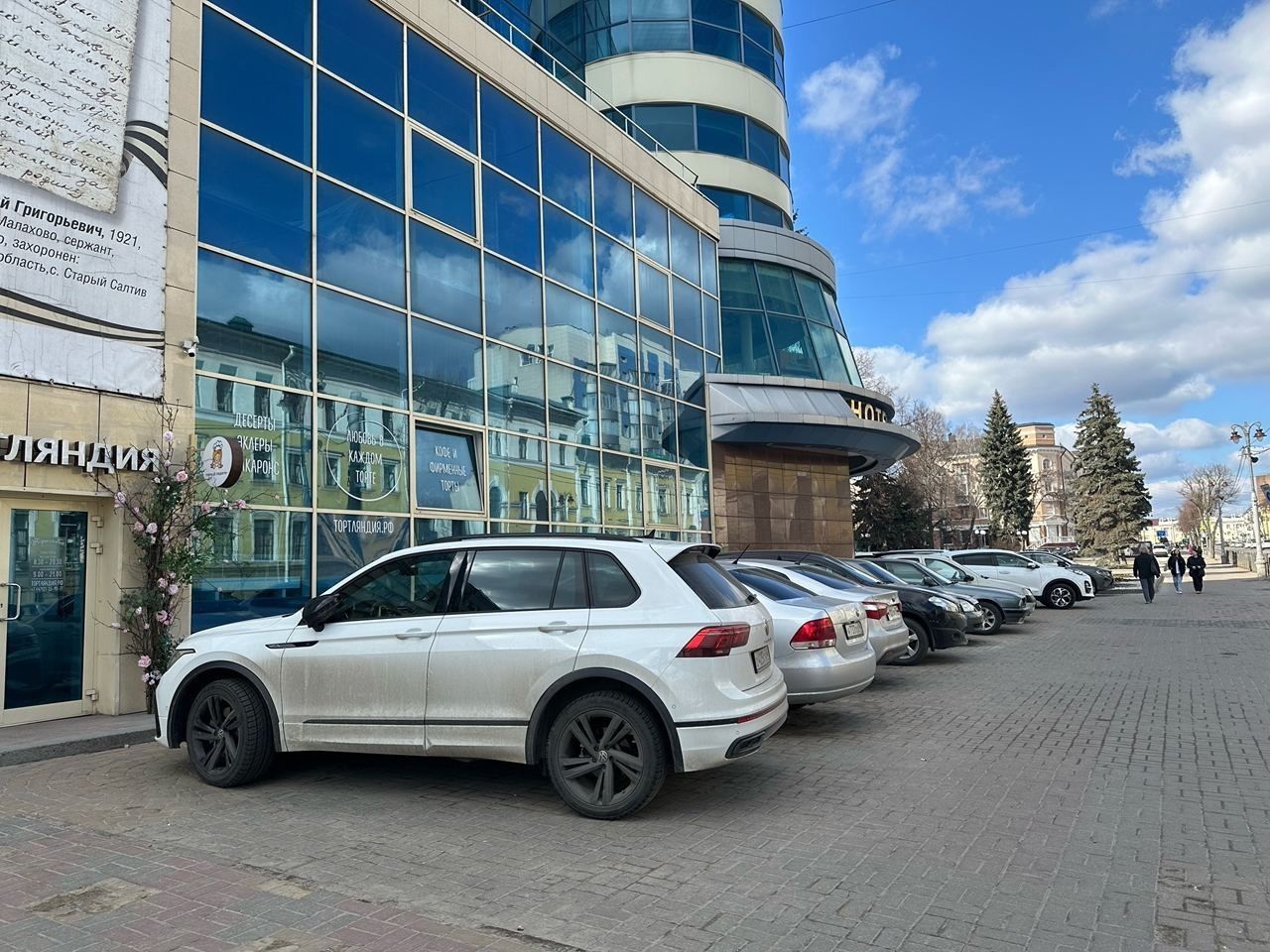 В Курске полиция примет меры к водителям, паркующим машины на тротуарах