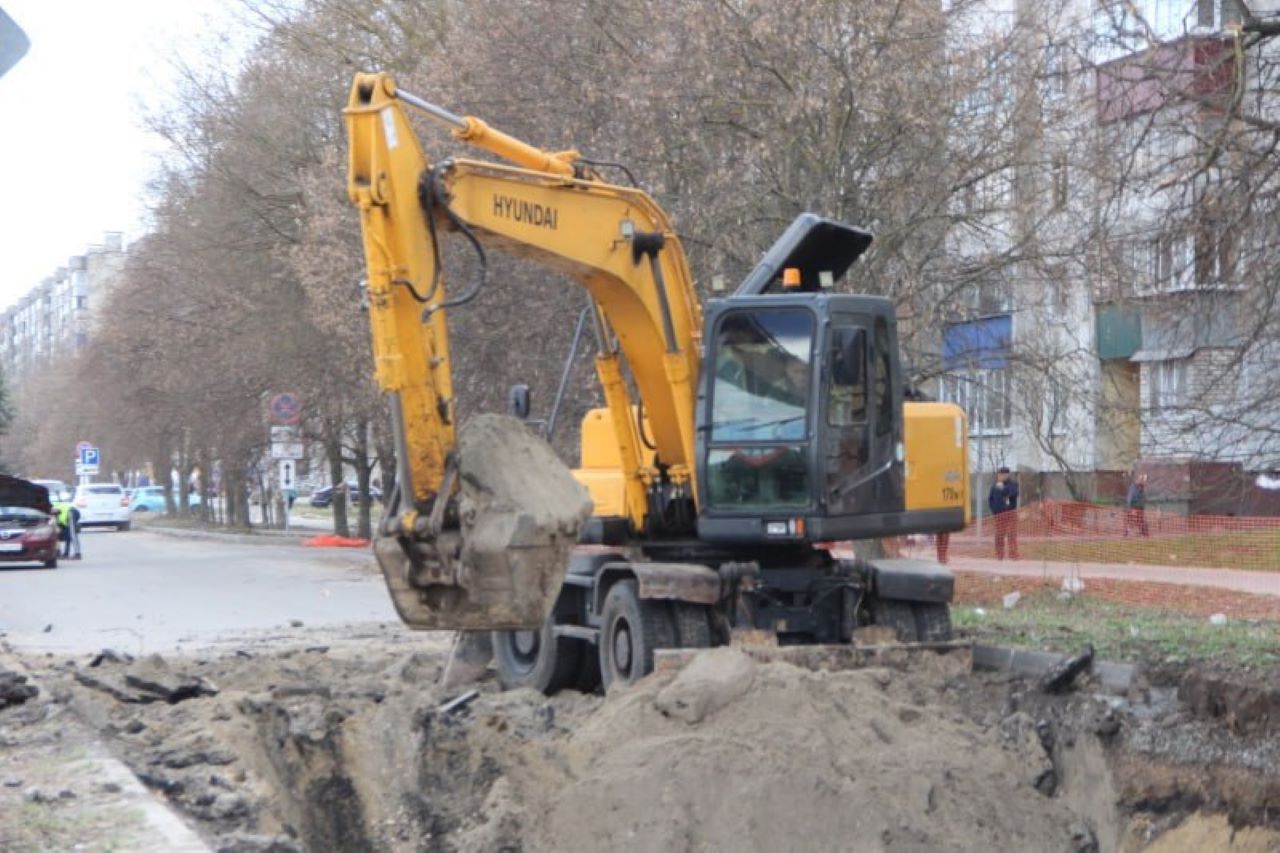 В Курске перекрыли движение по участку улицы Орловской из-за ремонта теплосети