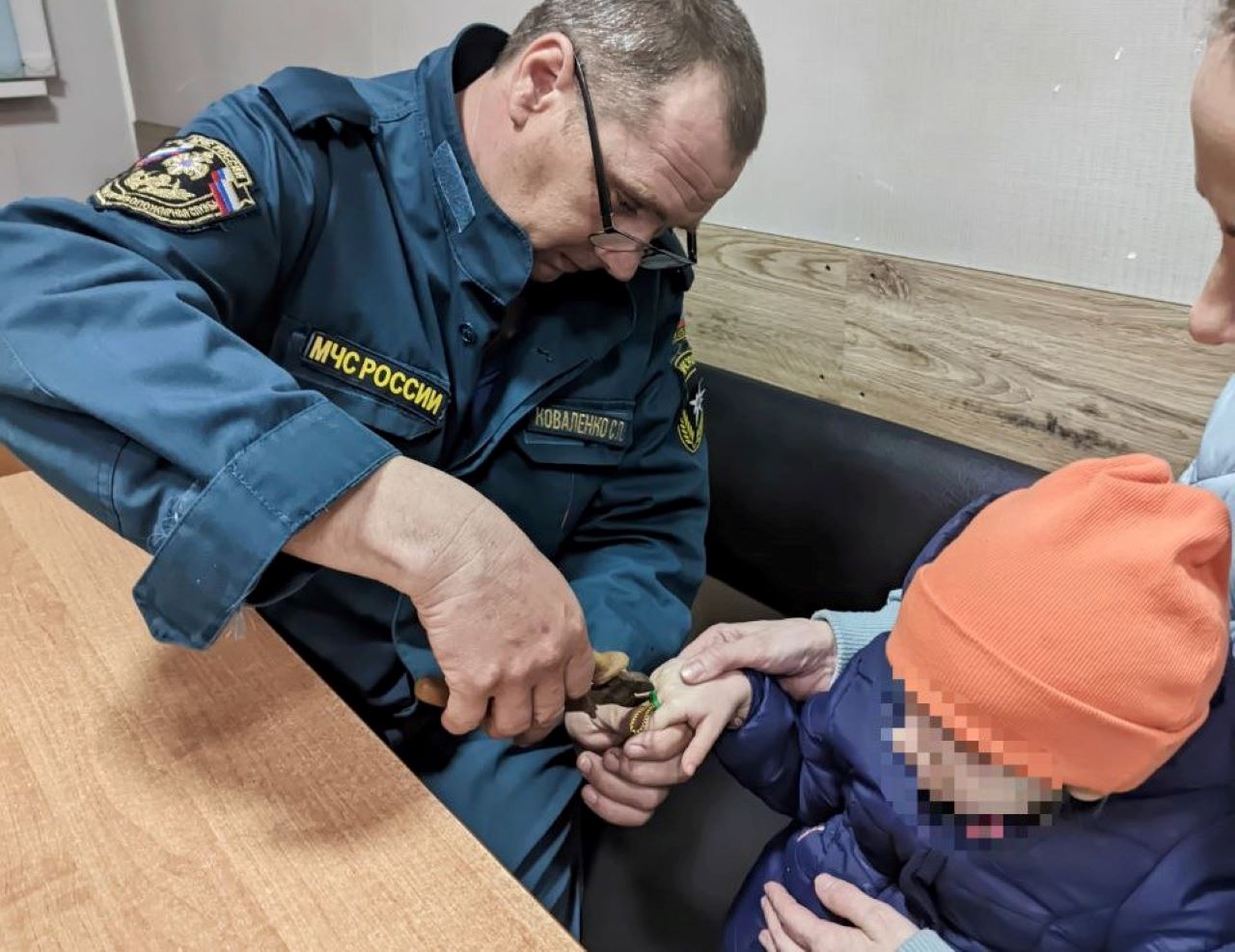 В Курске спасатели помогли снять кольцо с пальца 3-летней девочки