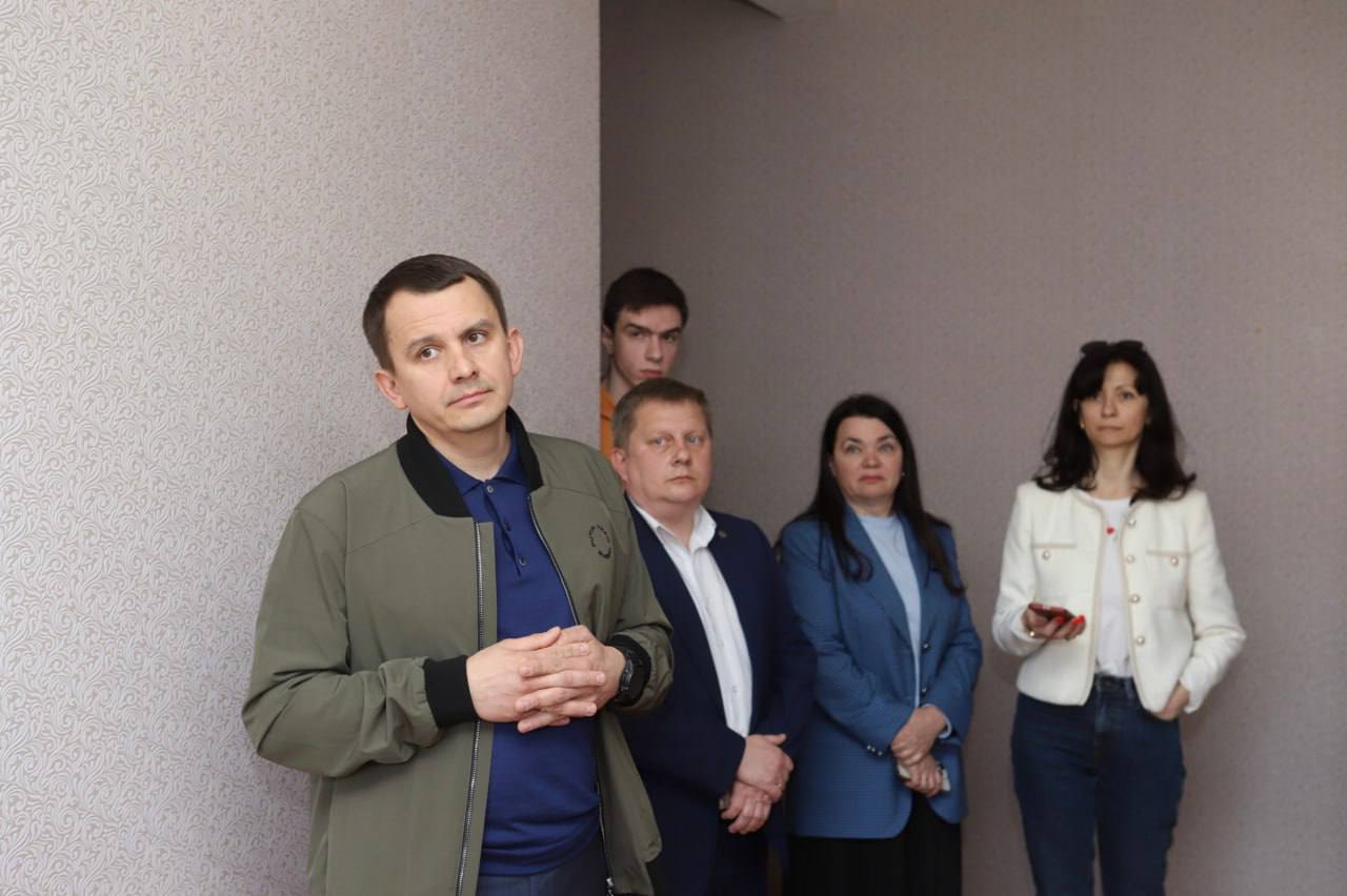 Мэр Курска Игорь Куцак встретился с семьёй, дом которой сгорел при атаке БПЛА ВСУ 4 апреля