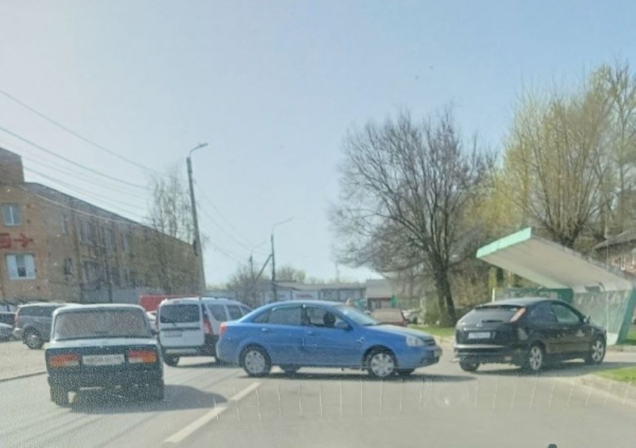 В Курске в районе 6-ой поликлиники столкнулись две машины