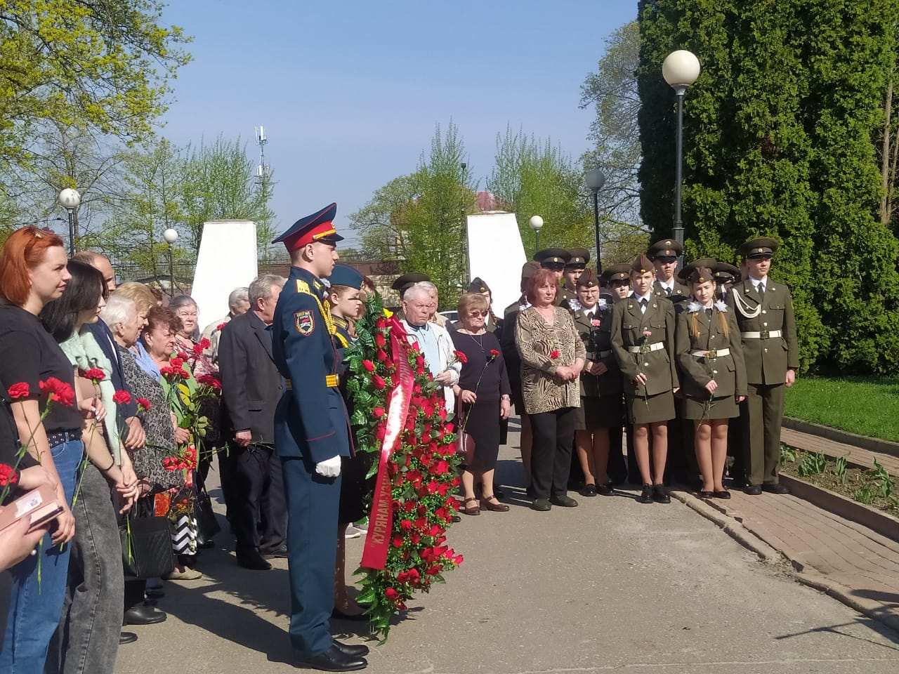 В Курске возложили цветы к памятнику жертв нацизма