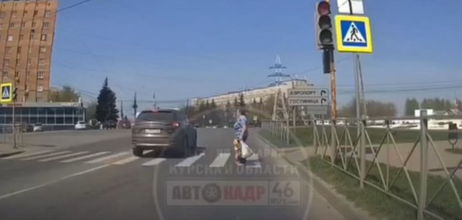 В Курске автомобилист едва не сбил женщину с ребёнком на пешеходном переходе | ГТРК «Курск» В Курске автомобилист едва не сбил женщину с ребёнком на пешеходном переходе