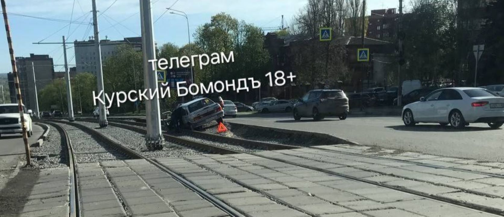 Утро в Курске началось с ДТП: легковушка оказалась на трамвайных путях