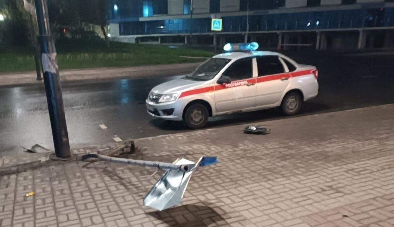 В Курске дорожный знак на улице Дзержинского стал "жертвой" ДТП