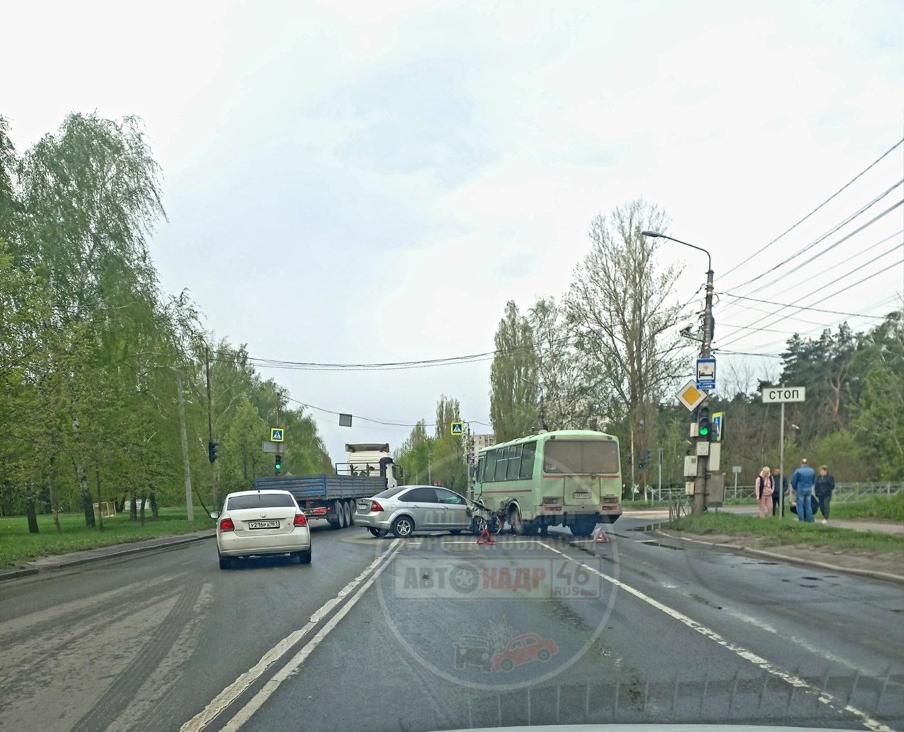 Утро 21 апреля в Курске началось с жесткого ДТП с автобусом