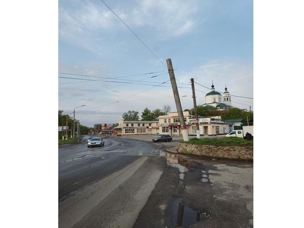 Курян испугал опасный столб в центре города