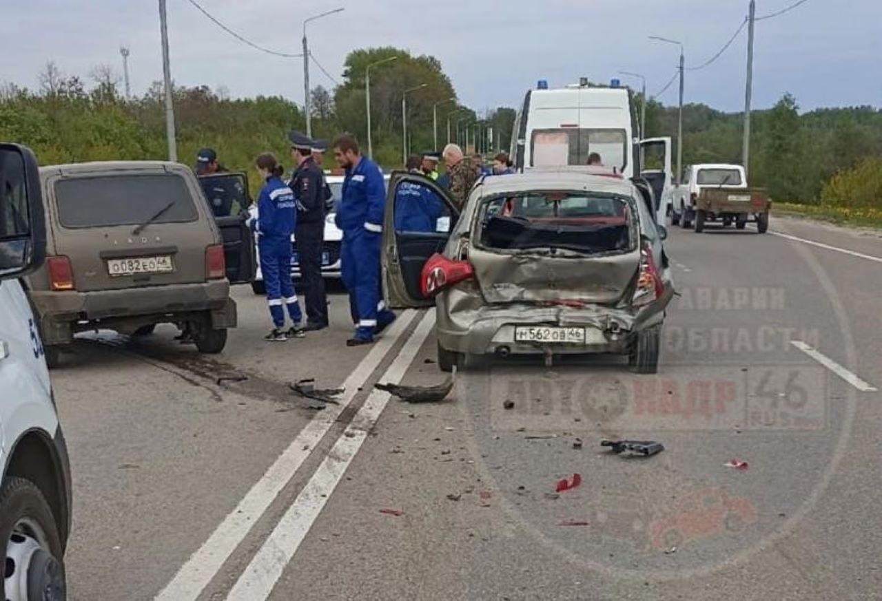 На северном въезде в Курск столкнулись две легковушки