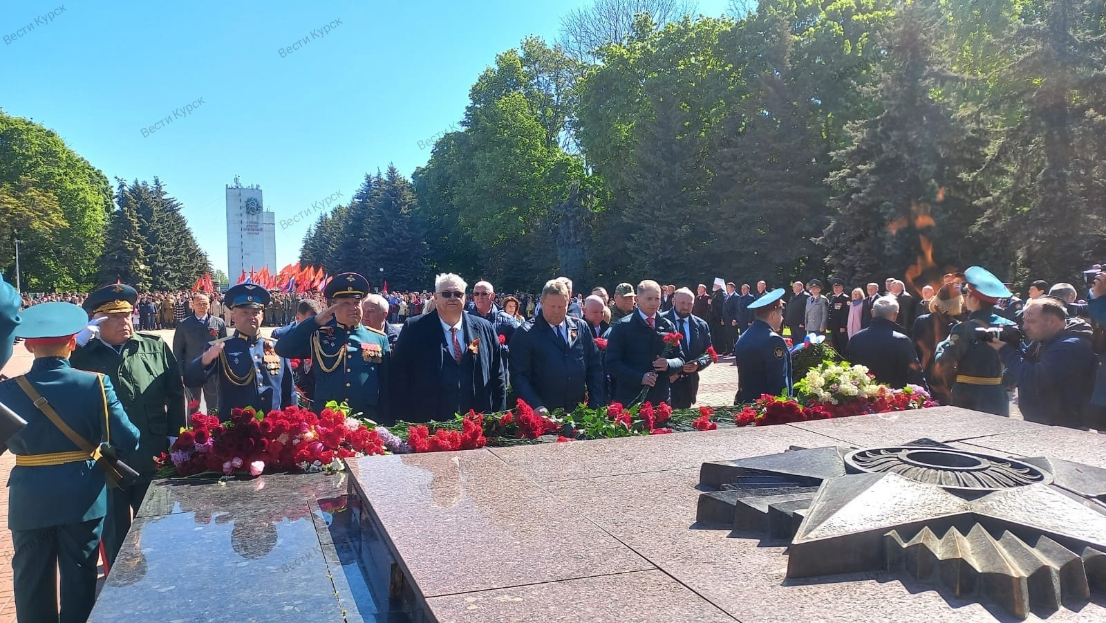 Куряне возложили цветы к Вечному огню на Мемориале павшим